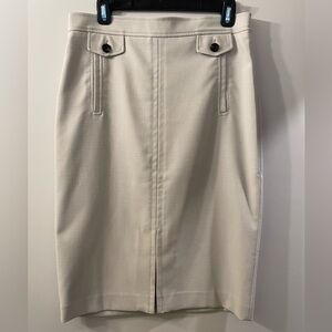 EUC Ann Taylor size 4 skirt. Beautifully made. Hidden back zipper. Beautiful